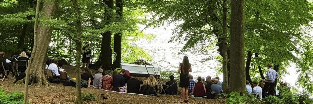 Ceremoni i skoven ved en skovbegravelse