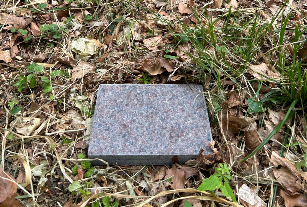 Hammergranit genbrugssten mindeplade